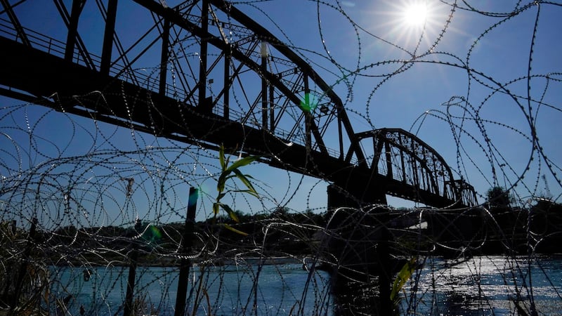 ARCHIVO - El puente ferroviario internacional Union Pacific se ve detrás de una alambrada, el...