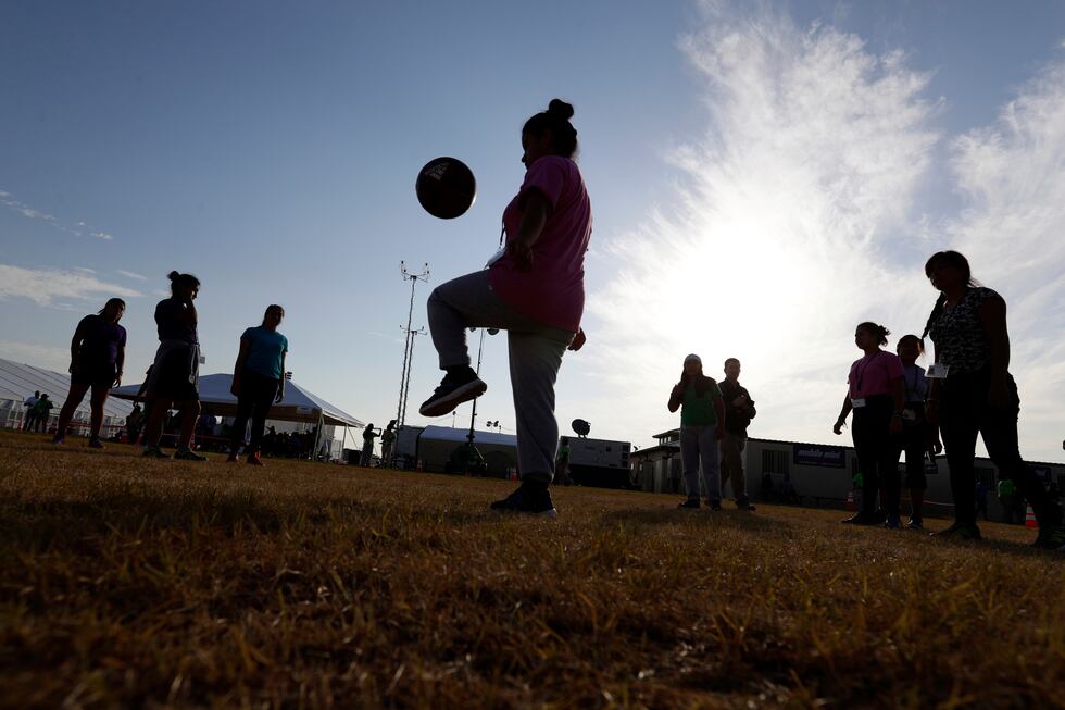 ARCHIVO - Migrantes jugando al fútbol en un nuevo centro de retención de migrantes para niños...