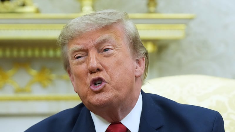 El presidente de Estados Unidos, Donald Trump, habla durante una reunión con el primer...