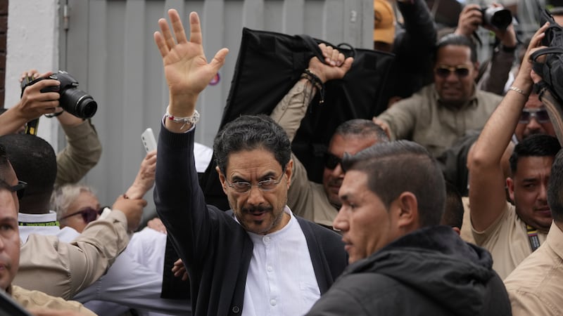 El candidato presidencial Iván Cepeda, de la coalición gobernante Pacto Histórico, saluda con...