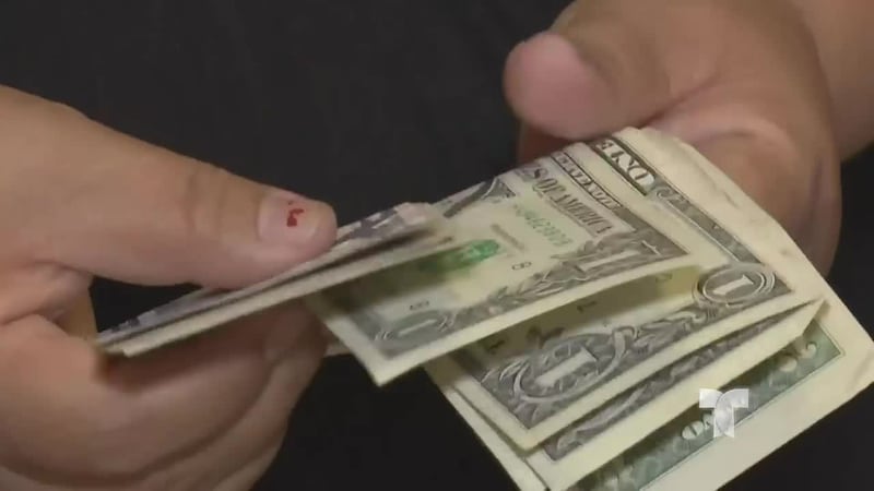 Mire cómo se las ingenian para pagar el dinero que sus familiares pidieron prestado para poder...