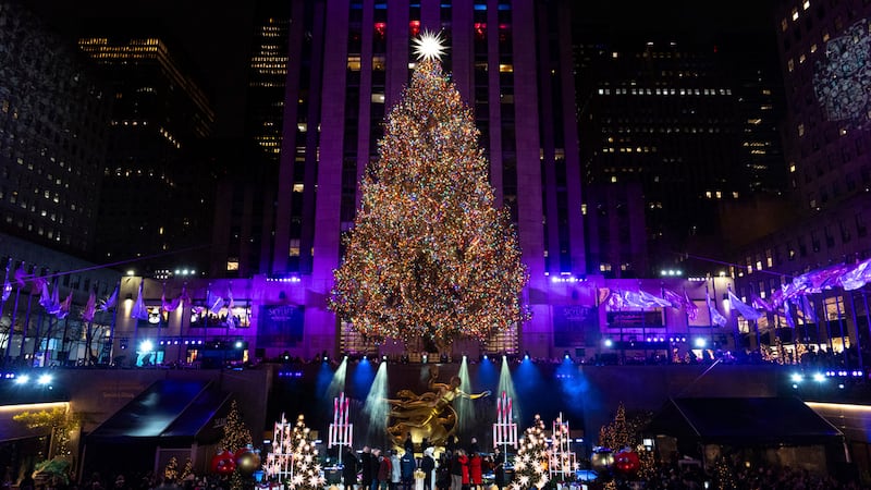 Encienden las luces del árbol de Navidad del Centro Rockefeller de Nueva York