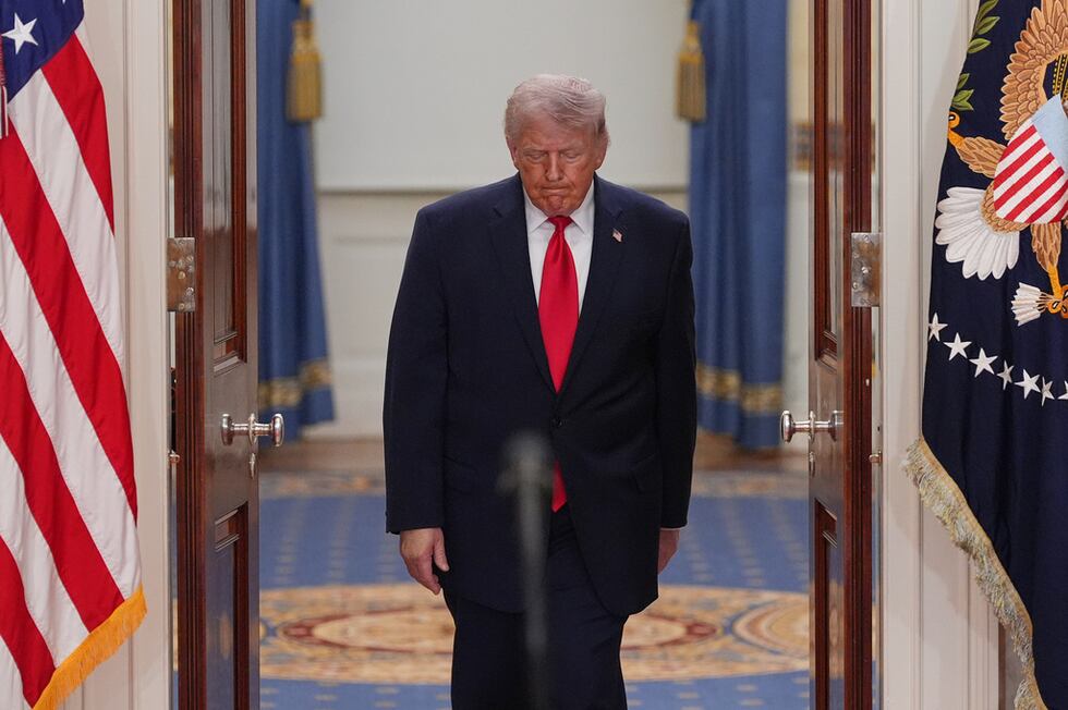 El presidente Donald Trump llega para hablar sobre la guerra de Irán desde el Corredor Estatal...