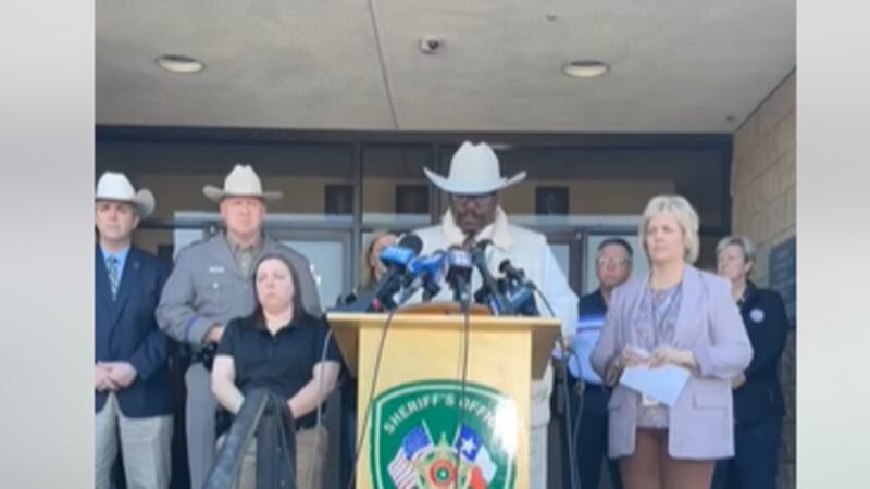 El sheriff de Polk Co., Byron Lyons, y la fiscal de distrito, Shelly Sitton, brindan...