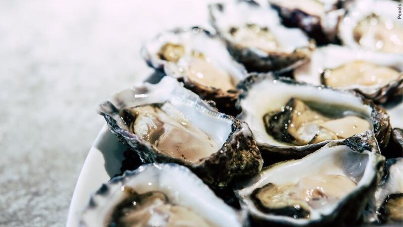 Hombre muere después de consumir ostiónes crudos recientemente en Texas