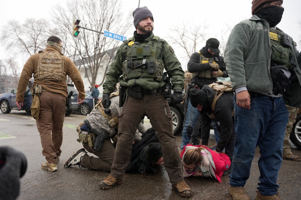 Agentes federales detienen a algunas personas el miércoles 21 de enero de 2026, en...