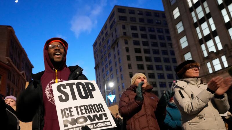 Manifestantes protestan contra la presencia de agentes del Servicio de Control de Inmigración...