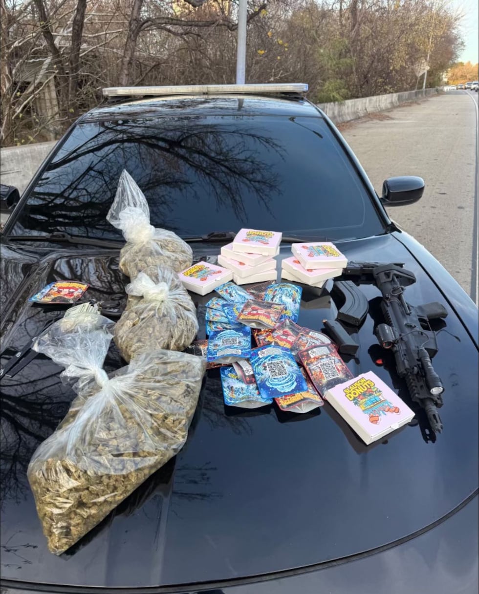 Detienen a conductor por usar el celular y le hallan cargamento ilegal.