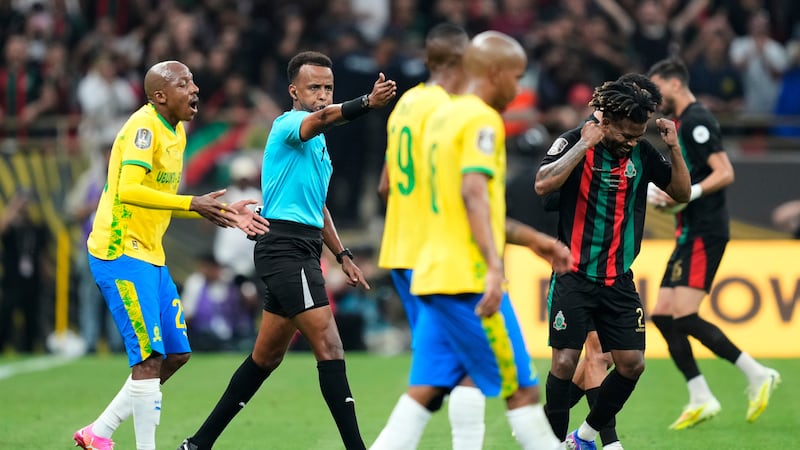 To Carneiro del equipo AS FAR Rabat reacciona al penal marcado por el árbitro Omar Artan...
