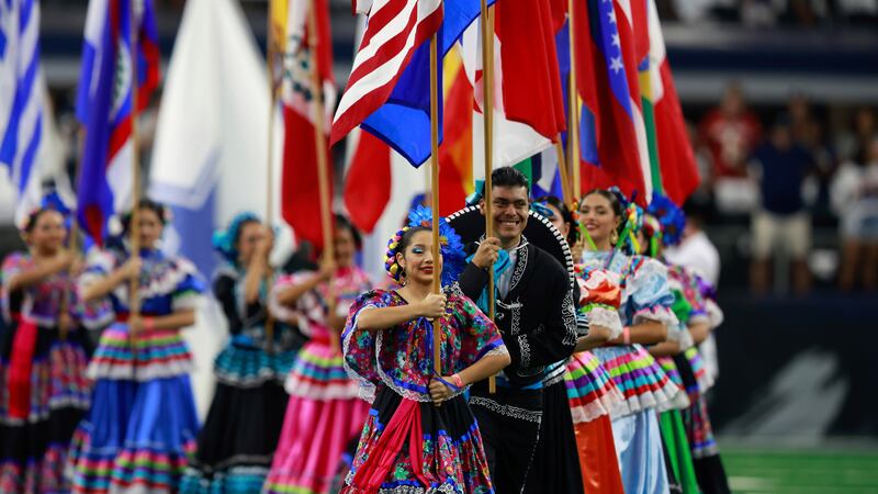 ARCHIVO - Banderas nacionales de países latinoamericanos se ven en el campo durante una...