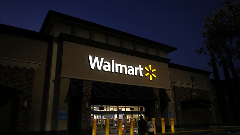 Una familia entra en una tienda Walmart en La Habra, California, el miércoles 9 de abril de...