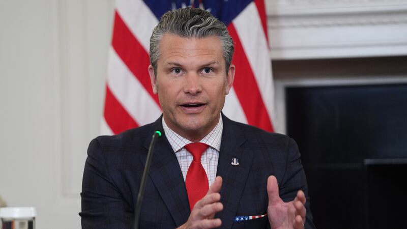 El secretario de Defensa de Estados Unidos, Pete Hegseth, responde a una pregunta de un...