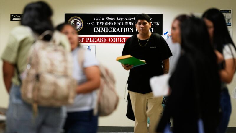 Varias personas llegan a una corte migratoria para una vista, en Nueva York, el 27 de julio de...