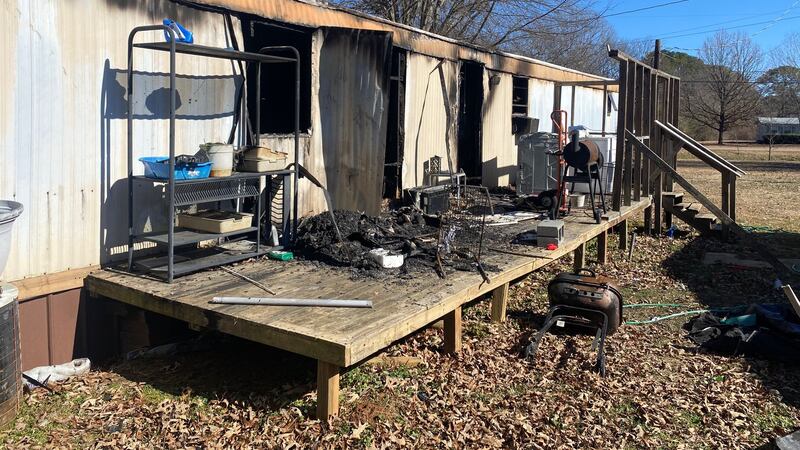 Madre e hija mueren dentro de una casa móvil en llamas en Alabama