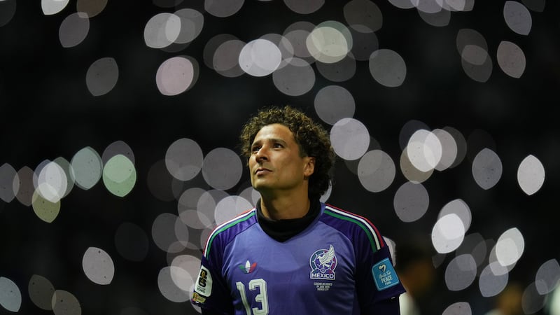 El arquero mexicano Guillermo Ochoa vuelve a la banca tras el medio tiempo del partido del...