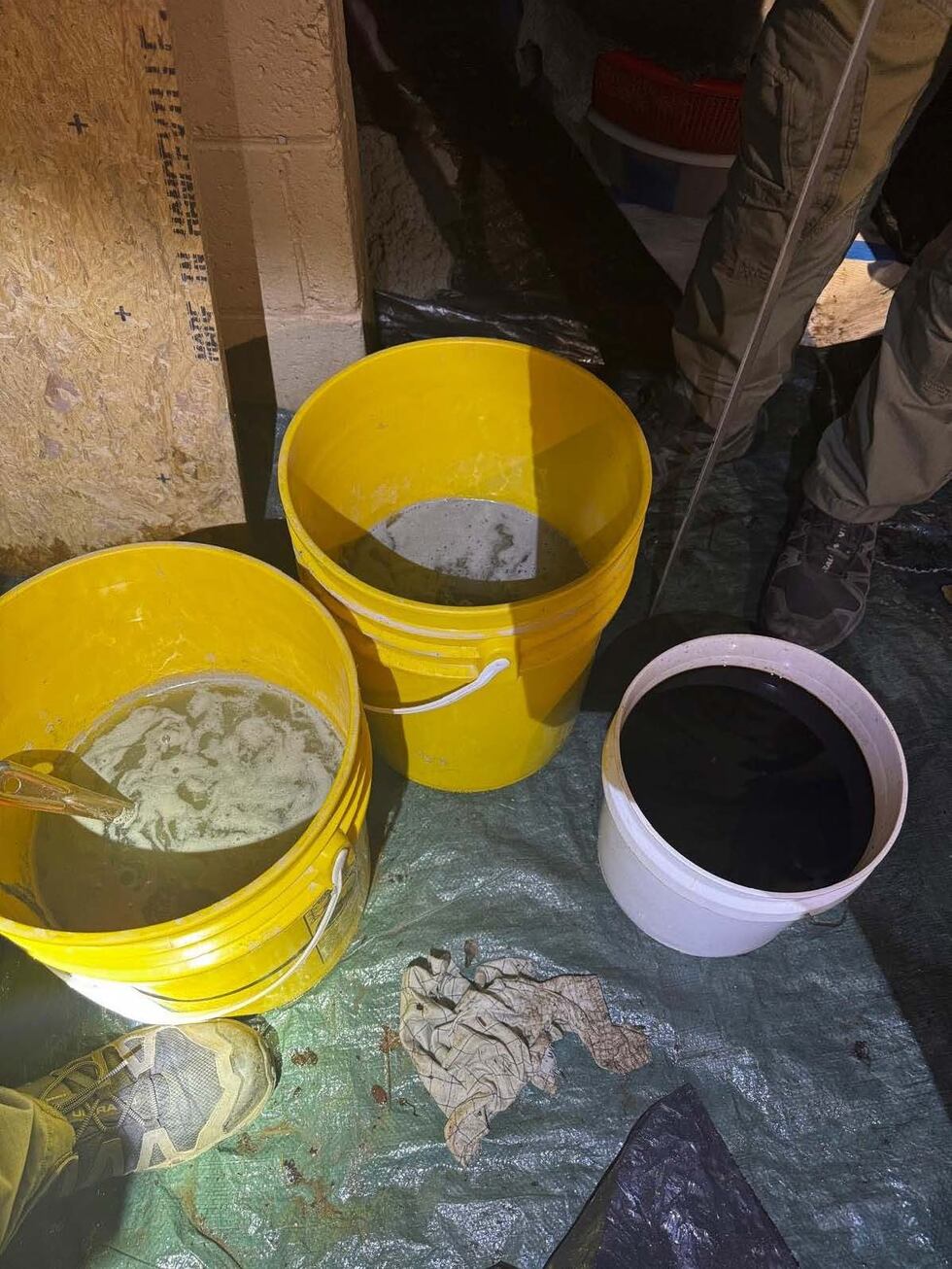 Tres hispanos operaban laboratorio de metanfetamina en el patio trasero de una vivienda de...