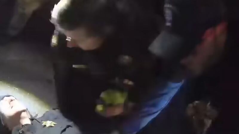 Imágenes de una cámara corporal revelan el enfrentamiento entre sheriff y policía.