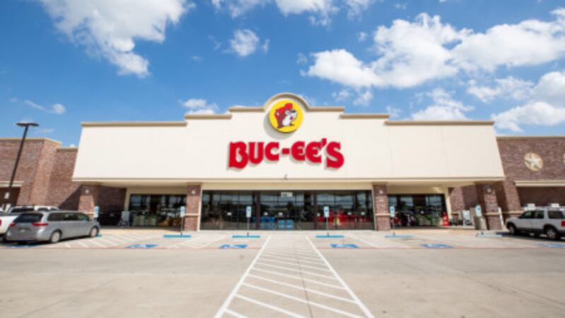 El nuevo Buc-ee’s se encuentra en Luling, Texas, y es la gasolera con will be the largest...