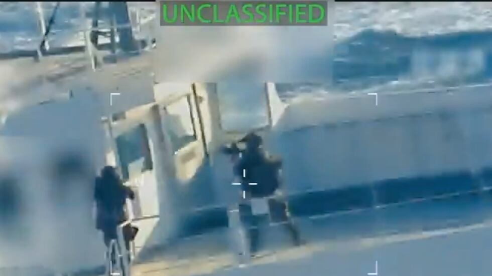 Esta imagen, procedente de un vídeo publicado en la cuenta de X de la fiscal general Pam Bondi...