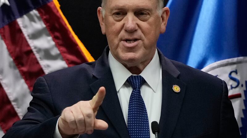 El zar fronterizo estadounidense Tom Homan en conferencia de prensa en Minneapolis el 29 de...