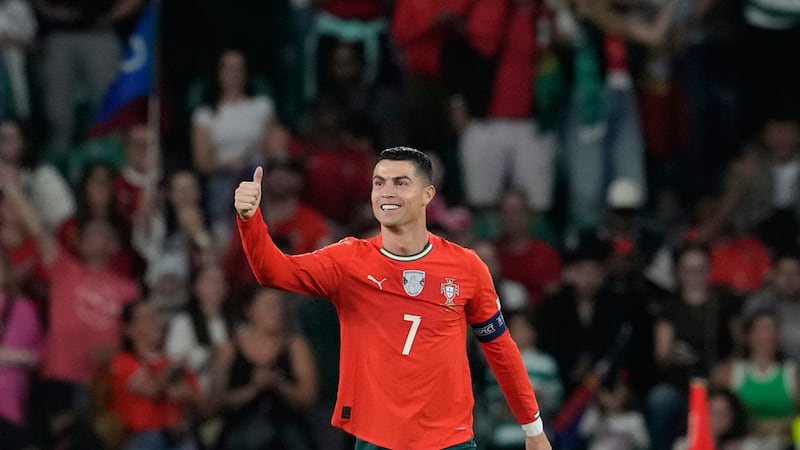 Cristiano Ronaldo de Portugal celebra tras anotar en el encuentro del Grupo F de la...