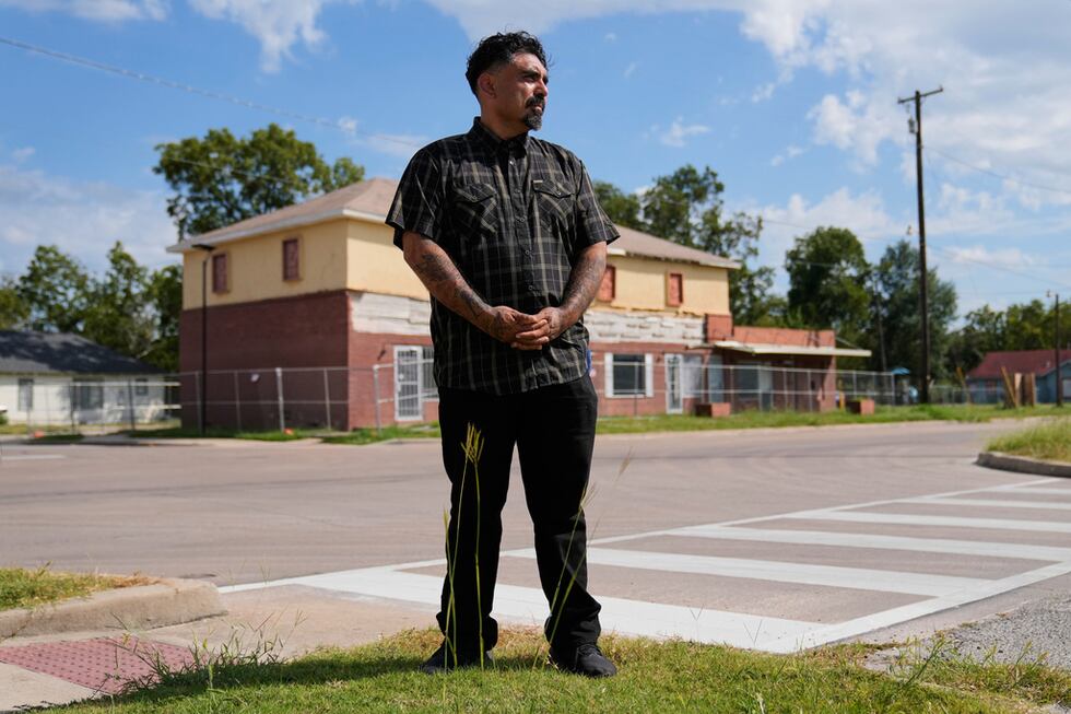 Julio Torres posa para una foto el lunes 22 de septiembre de 2025 en Terrell, Texas, cerca de...