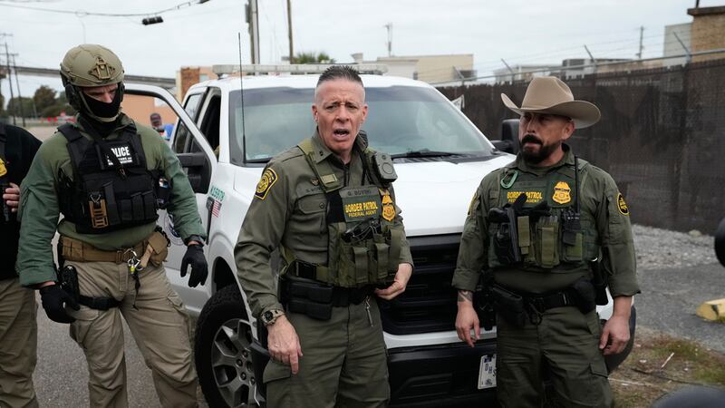 ARCHIVO - El comandante de la Patrulla Fronteriza, Gregory Bovino, habla con los medios en...