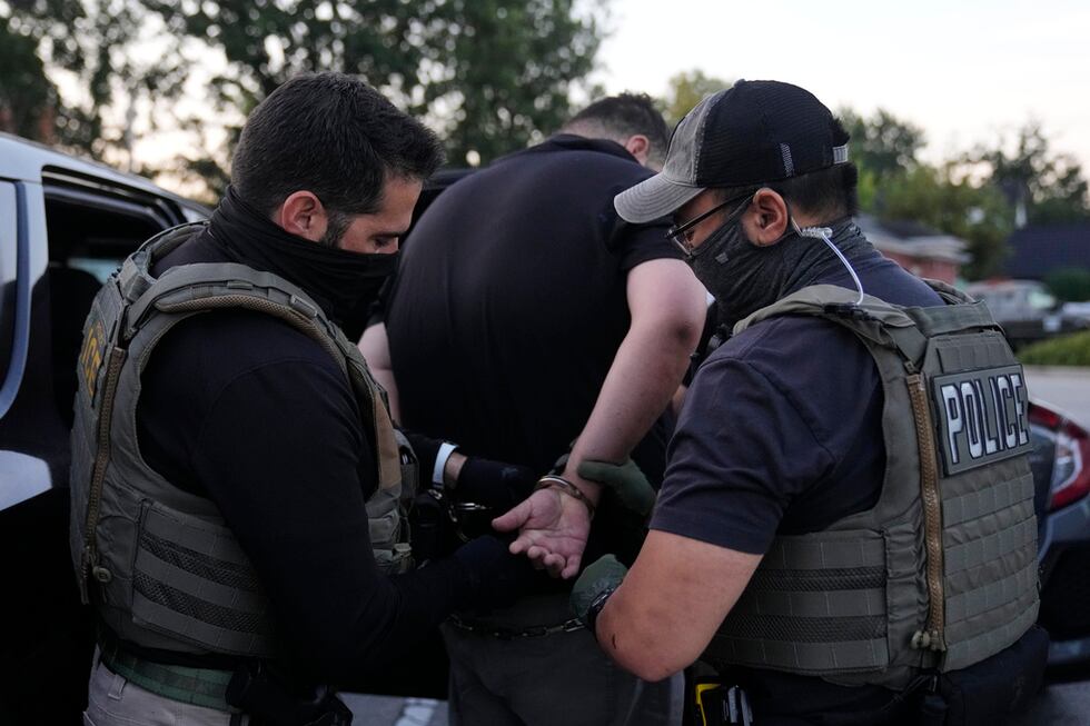 Agentes del Servicio de Inmigración y Control de Aduanas de Estados Unidos (ICE) realizan un...