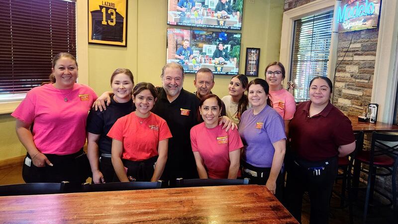 Mesero Hispano de Amarillo recibe propina de $10,000