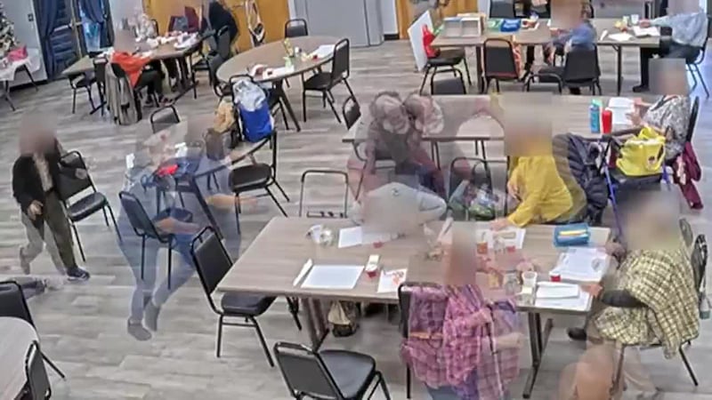 VIDEO: Le cae a golpes a varias personas en un centro comunitario para adultos mayores....