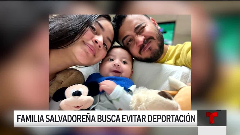 Familia salvadoreña busca evitar deportación. Una madre embarazada, un pequeño con una...