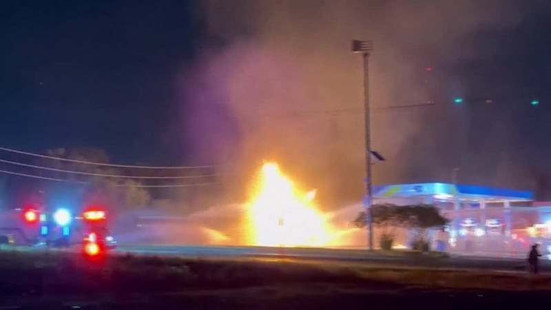 Camión cisterna con 9,000 galones de gasolina choca contra otro vehículo, derriba líneas...