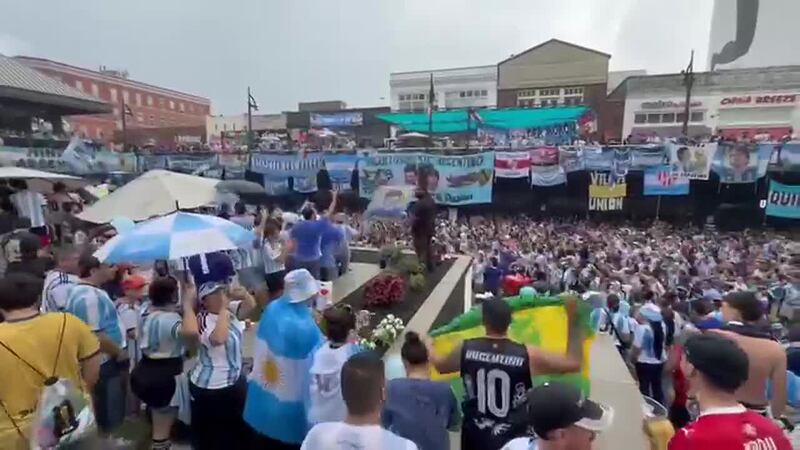 Fans argentinos cantando bajo la lluvia en el 'Banderazo' en Atlanta