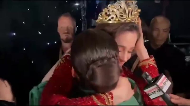 Tras días de controversia y de haber defendido su postura, Miss México Fátima Bosch fue...