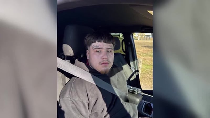 El sospechoso enfrenta un cargo de asesinato y estaba en libertad condicional, pero...